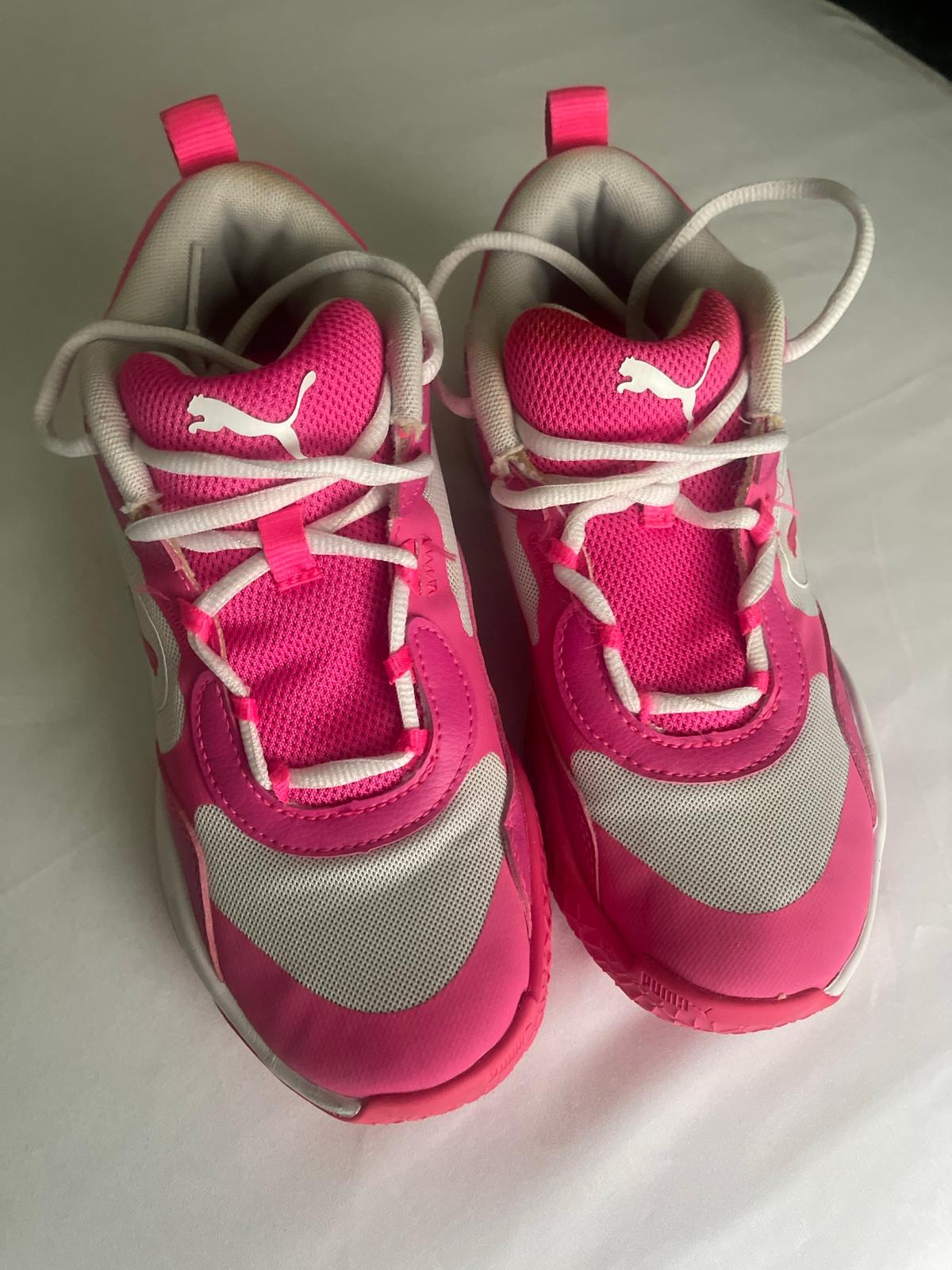 PUMA PINk WHITE SNEAKERS WOMEN'S SIZE 5 ATHLETIC SHOES.